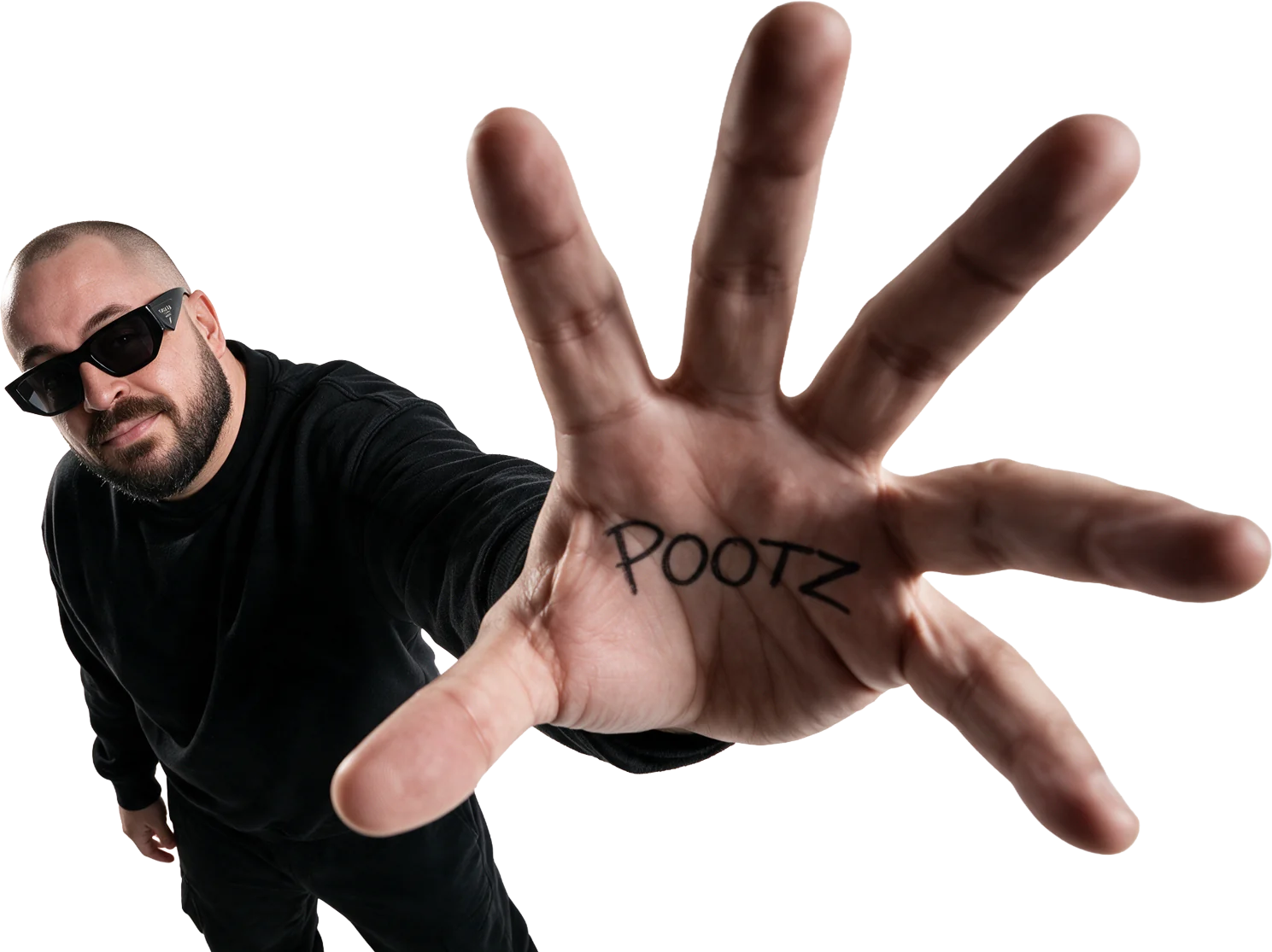 Léo Rossatti de óculos escuros estica a mão para a câmera, com pootz escrito na palma